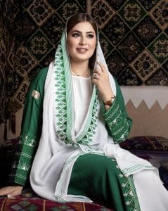 المرأة السعودية تحتفي بيومها الوطني بفساتين تمزج بين الأصالة والفخامة
