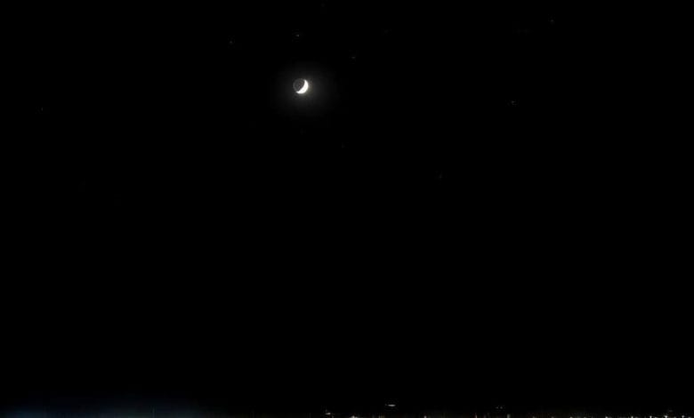 اقتران القمر مع نجم “قلب العقرب” يزين سماء الحدود الشمالية