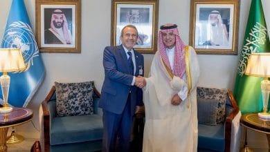 وزير الدولة للشؤون الخارجية يلتقي وزير خارجية البيرو متابعة: خلود فراج على هامش أعمال الجمعية العامة للأمم المتحدة في دورتها الثمانين ، التقى وزير الدولة للشؤون الخارجية عضو مجلس الوزراء ومبعوث شؤون المناخ عادل بن أحمد الجبير، في نيويورك، اليوم الجمعة ، وزير خارجية جمهورية تشيلي ألبرتو فان كلافيرين. وتم خلال اللقاء، بحث العلاقات الثنائية بين البلدين الصديقين، ومستجدات الأوضاع الدولية ذات الاهتمام المشترك. حضر اللقاء، مدير عام مكتب وزير الدولة للشؤون الخارجية عضو مجلس الوزراء ومبعوث شؤون المناخ السفير خالد بن مساعد العنقري.