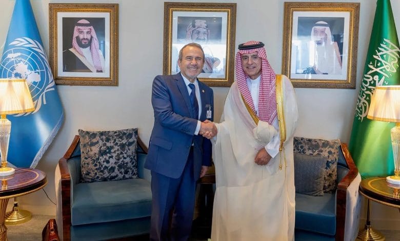 وزير الدولة للشؤون الخارجية يلتقي وزير خارجية البيرو متابعة: خلود فراج على هامش أعمال الجمعية العامة للأمم المتحدة في دورتها الثمانين ، التقى وزير الدولة للشؤون الخارجية عضو مجلس الوزراء ومبعوث شؤون المناخ عادل بن أحمد الجبير، في نيويورك، اليوم الجمعة ، وزير خارجية جمهورية تشيلي ألبرتو فان كلافيرين. وتم خلال اللقاء، بحث العلاقات الثنائية بين البلدين الصديقين، ومستجدات الأوضاع الدولية ذات الاهتمام المشترك. حضر اللقاء، مدير عام مكتب وزير الدولة للشؤون الخارجية عضو مجلس الوزراء ومبعوث شؤون المناخ السفير خالد بن مساعد العنقري.