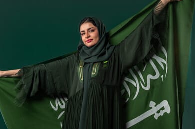 المرأة السعودية تحتفي بيومها الوطني بفساتين تمزج بين الأصالة والفخامة