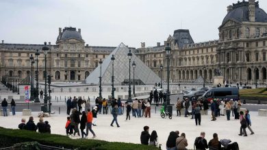 إعادة فتح متحف اللوفر بعد إغلاقه منذ الأحد إثر حادثة السرقة المثيرة