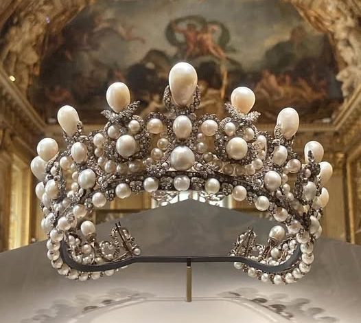 العثور على تاج الإمبراطورة أوجيني المسروق خارج متحف اللوفر في باريس