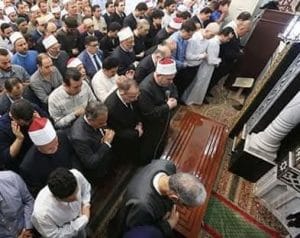 نقيب الأشراف يؤدي صلاة الجنازة على د. أحمد عمر هاشم بمسقط رأسه بالشرقية