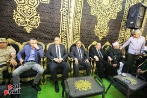 نقيب الأشراف يؤدي صلاة الجنازة على د. أحمد عمر هاشم بمسقط رأسه بالشرقية