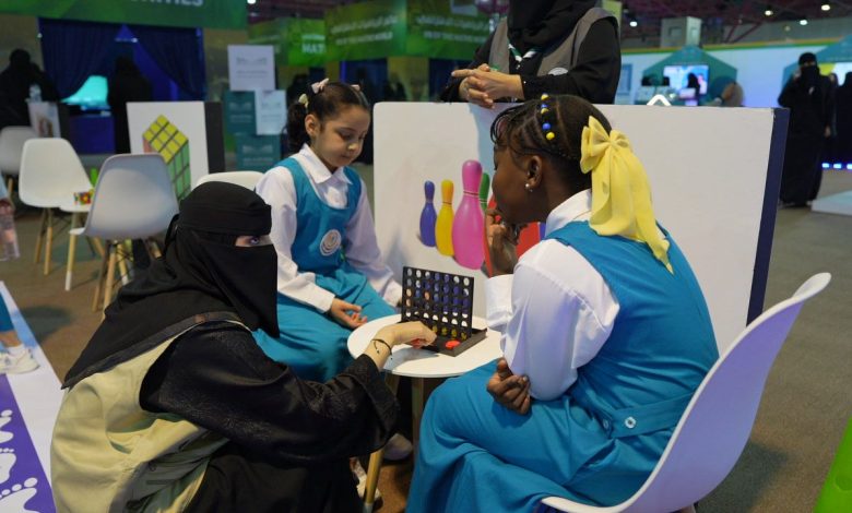 "مهرجان الرياضيات لغة العلوم"..يشرح مفاهيم مبادئ السرعة والتسارع عبر سباقات السيارات الرقمية
