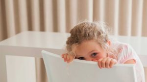 كيف تساعدين طفلك الخجول على بناء الثقة بالنفس؟.. نصائح من خبراء التربية