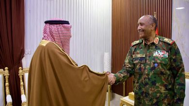 البرهان يبحث مع نائب وزير الخارجية جهود دعم الاستقرار والسلام في السودان