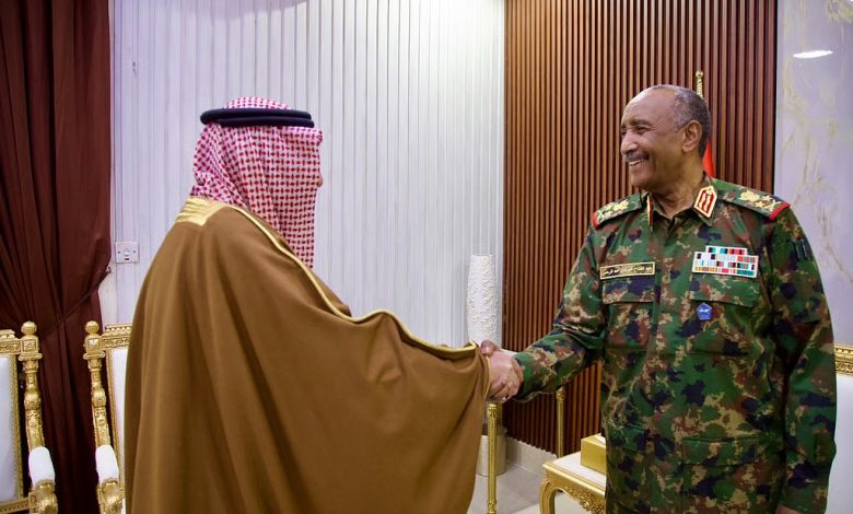 البرهان يبحث مع نائب وزير الخارجية جهود دعم الاستقرار والسلام في السودان