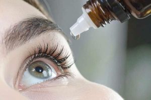كيف تحمين عينيك الحساسة من جفاف الصيف؟ نصائح عملية للترطيب اليومي